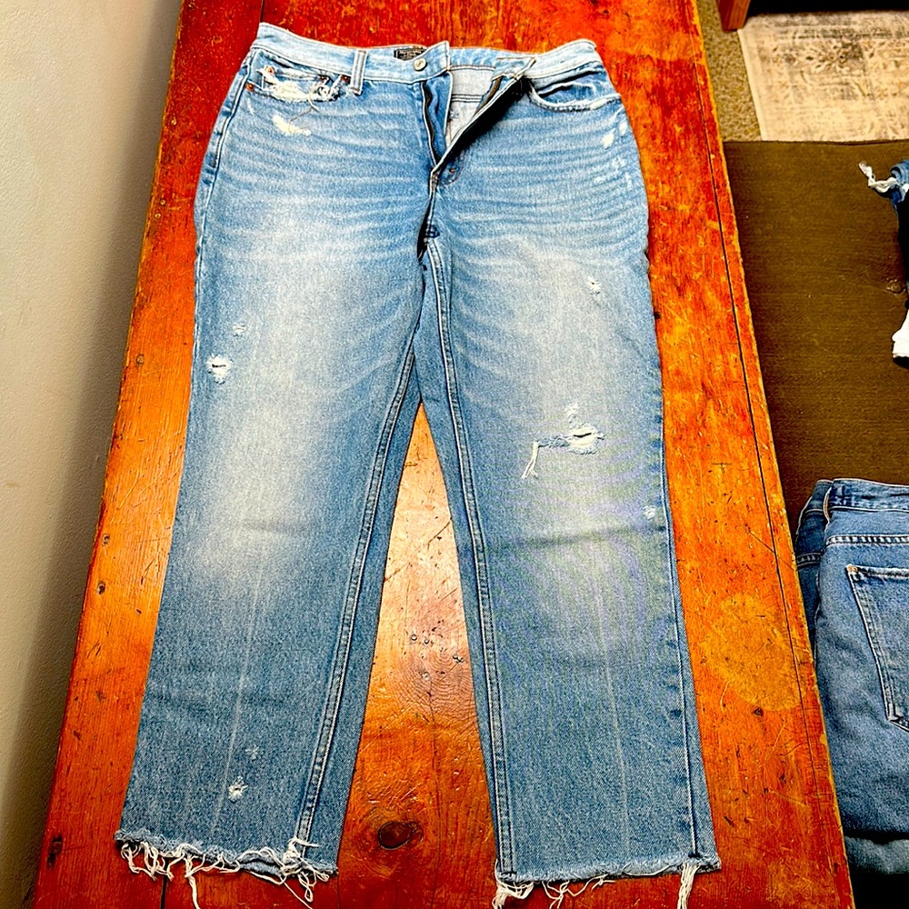 Abercrombie Mom Jean. Distressed, size 29